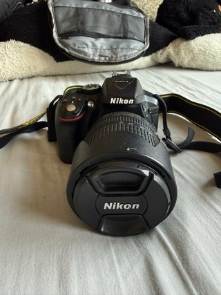 Cámara Nikon D5300 + objetivo y accesorios