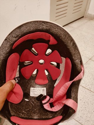 Casco blanco infantil con dibujo