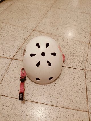 Casco blanco infantil con dibujo