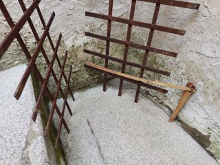 Nr. 2 antiche grate Inferriate ferro battuto