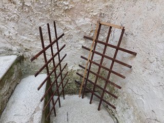 Nr. 2 antiche grate Inferriate ferro battuto