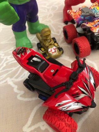 Lote de Juguetes: Hulk, Dinosaurios y Coches