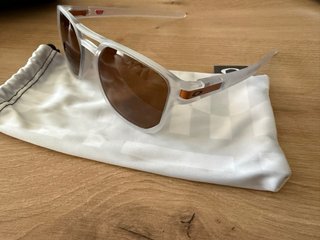 Gafas de sol Oakley blancas y marrones