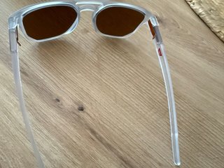 Gafas de sol Oakley blancas y marrones