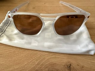 Gafas de sol Oakley blancas y marrones
