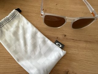 Gafas de sol Oakley blancas y marrones