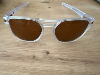 Gafas de sol Oakley blancas y marrones