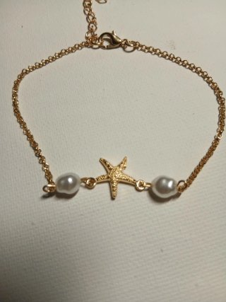 Pulsera dorada con perlas y estrella de mar