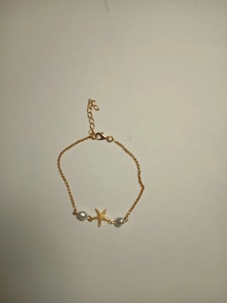 Pulsera dorada con perlas y estrella de mar