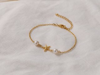 Pulsera dorada con perlas y estrella de mar
