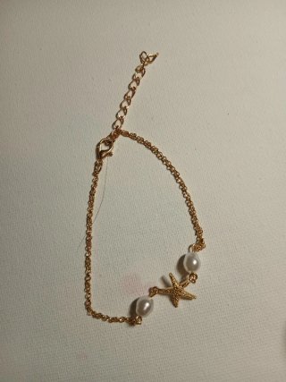 Pulsera dorada con perlas y estrella de mar