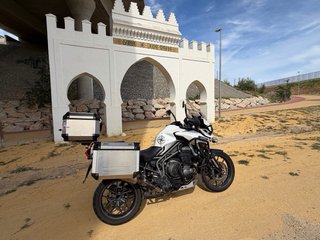 Triumph Adventure Moto Plata y Blanca