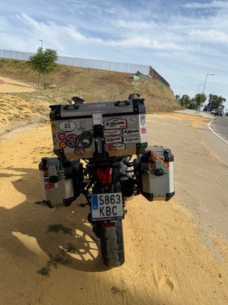 Triumph Adventure Moto Plata y Blanca