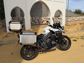 Triumph Adventure Moto Plata y Blanca