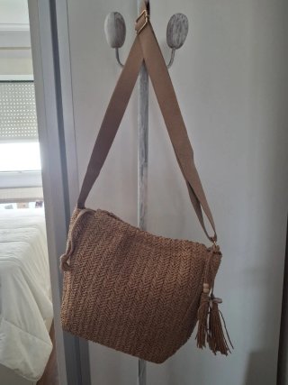Bolso de rafia estilo bandolera