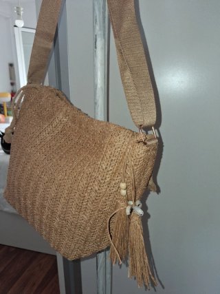 Bolso de rafia estilo bandolera