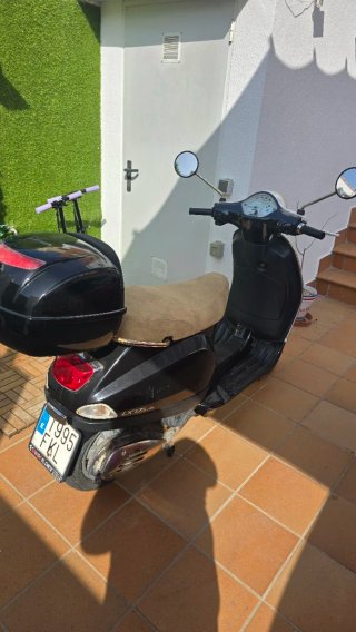 Vespa LX 125 Negra y Blanca