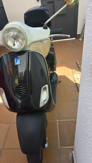 Vespa LX 125 Negra y Blanca