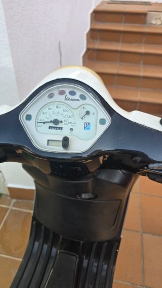 Vespa LX 125 Negra y Blanca