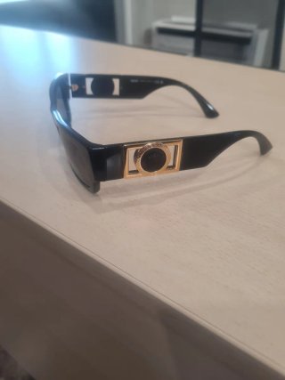 Gafas de sol Versace negras y doradas
