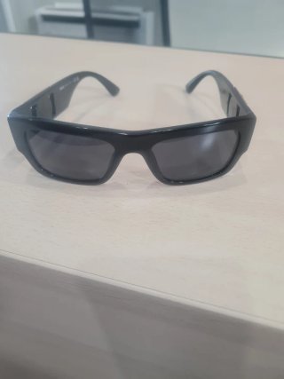 Gafas de sol Versace negras y doradas