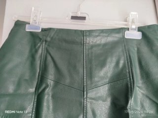Falda verde efecto piel