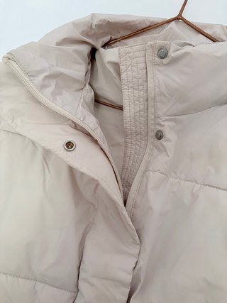 Plumífero Oysho marfil cropped mujer