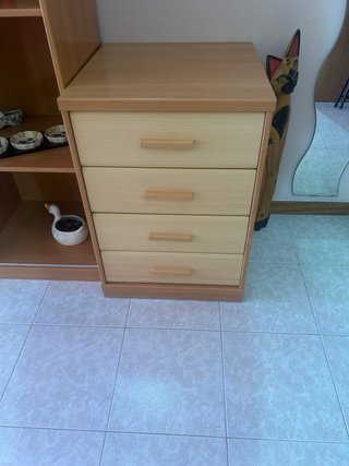 Mesita de noche de madera y plástico