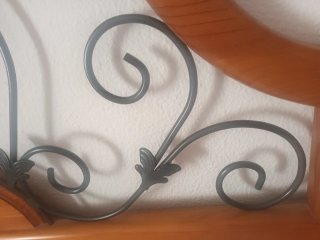 Cabecero de cama de madera y metal