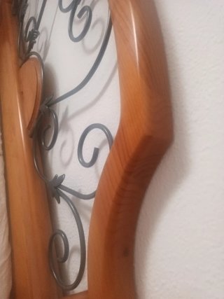 Cabecero de cama de madera y metal