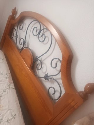 Cabecero de cama de madera y metal
