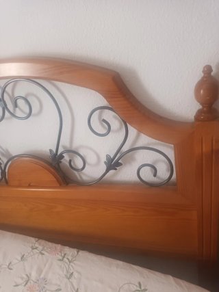 Cabecero de cama de madera y metal