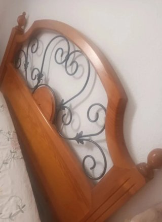Cabecero de cama de madera y metal