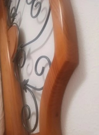 Cabecero de cama de madera y metal