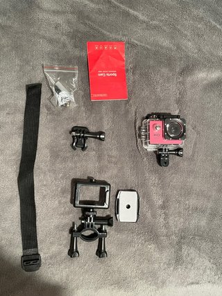 Cámara estilo GoPro con accesorios