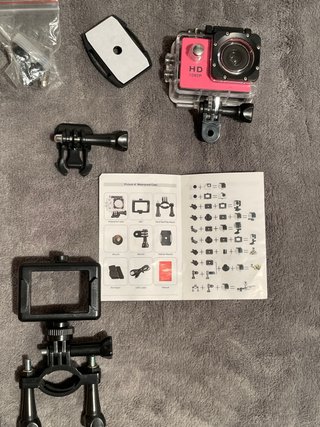 Cámara estilo GoPro con accesorios