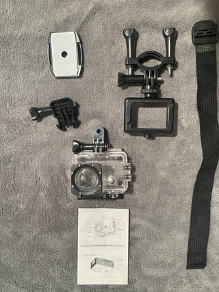 Cámara estilo GoPro con accesorios