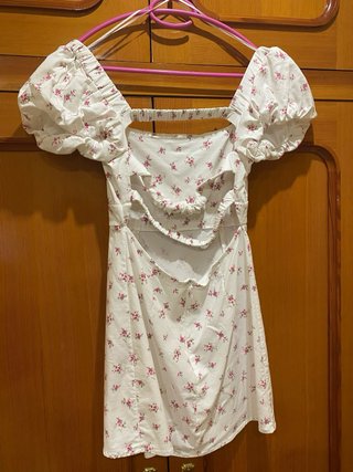 Vestido floral Stradivarius blanco y rosa