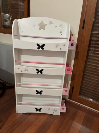 Librería infantil blanca con estrellas y mariposas
