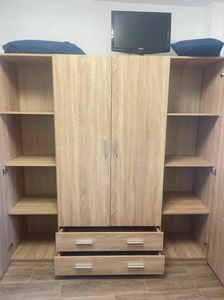 Armario de madera beige y gris