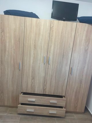 Armario de madera beige y gris