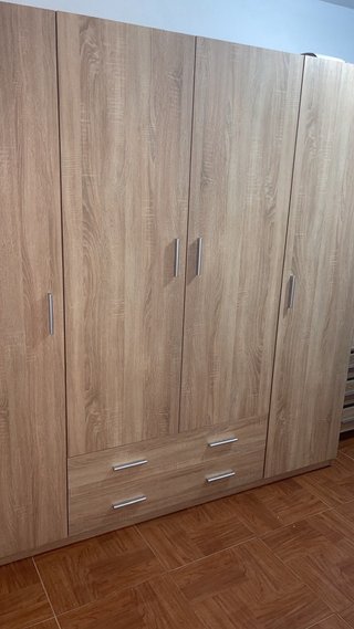 Armario de madera beige y gris