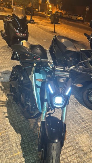 Moto Voge R125 Naked Azul y Negra