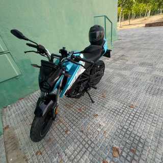 Moto Voge R125 Naked Azul y Negra