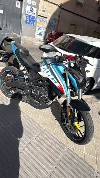 Moto Voge R125 Naked Azul y Negra