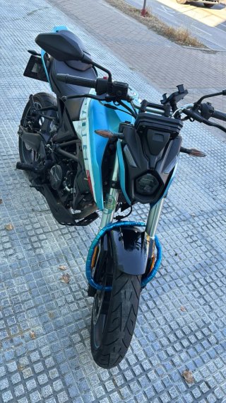 Moto Voge R125 Naked Azul y Negra