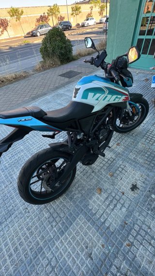 Moto Voge R125 Naked Azul y Negra