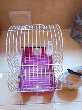 Jaula para pájaros blanca y rosa