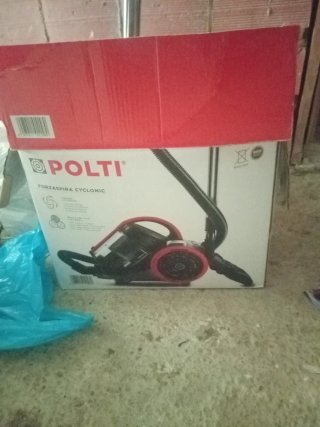 Aspirador rojo y negro marca polti