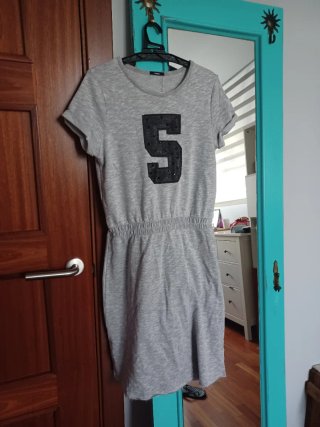 Vestido deportivo gris con número 5